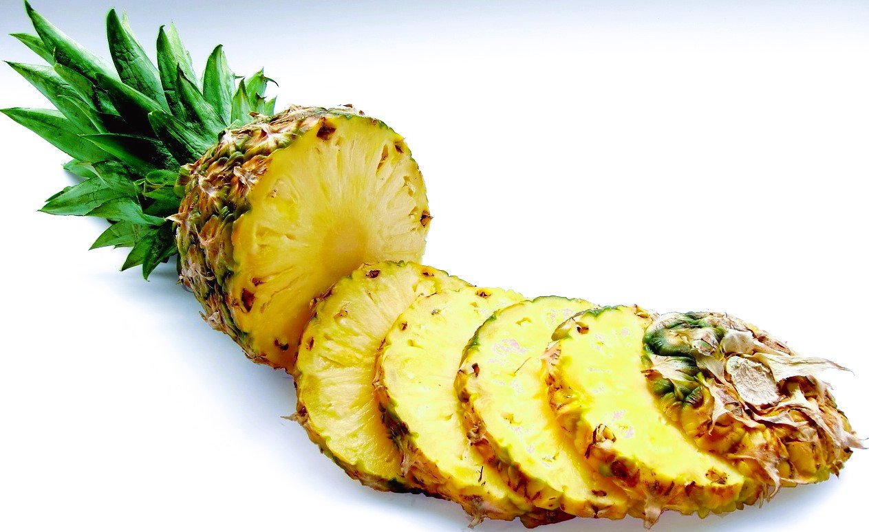 sliced pineapple